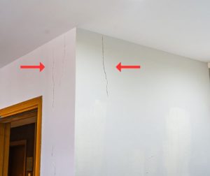 cracks in wall due to foundation damage